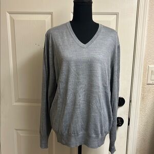 Murano Modern Performance Men's Large Light Gray V-Neck Men's Sweater, EUC